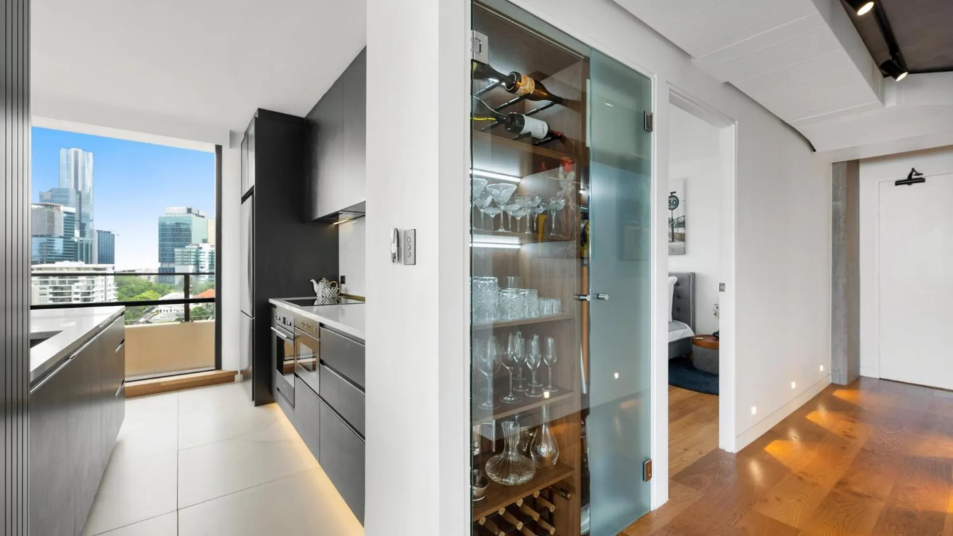 Sub Penthouse - Large Luxury 2 Bedroom Apartment Brisbane